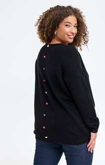 Pull avec boutons recouverts dans le dos