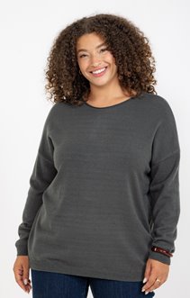 Pull avec boutons recouverts dans le dos
