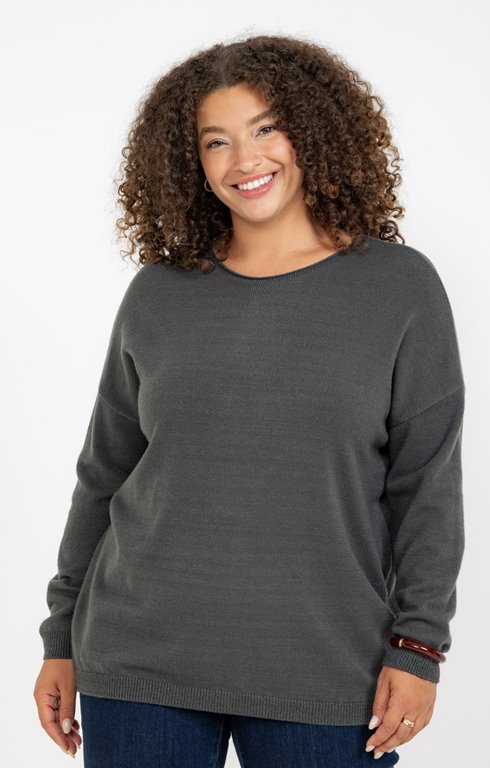 Pull avec boutons recouverts dans le dos