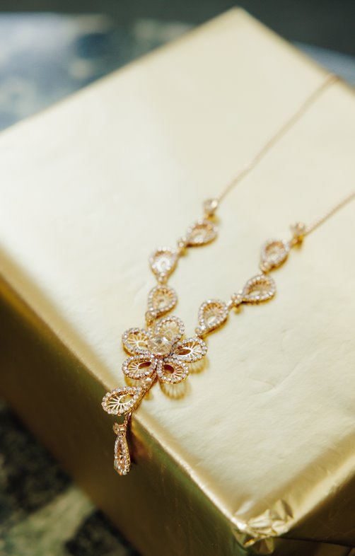 Ras-de-cou à fleurs et strass