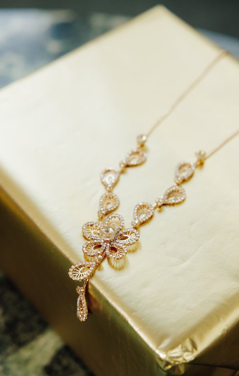 Ras-de-cou à fleurs et strass