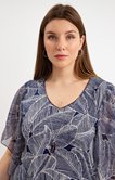 Tee-shirt imprimé feuilles avec collier