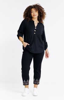 Pantacourt noir avec broderie aztèque