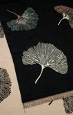 Foulard chaud noir motif gingko