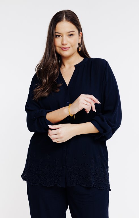 Chemise en crepon et broderie anglaise