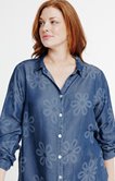 Chemise en jean avec broderies florales