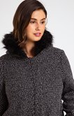 Manteau avec fausse fourrure