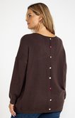 Pull avec boutons dans le dos