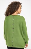 Pull avec boutons dans le dos