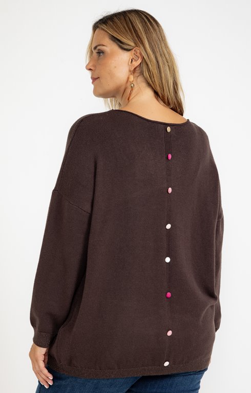 Pull avec boutons dans le dos