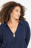 Tee-shirt avec bouton décoratif