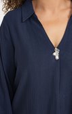 Tee-shirt avec bouton décoratif