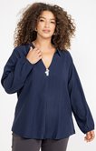 Tee-shirt avec bouton décoratif