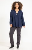 Tee-shirt avec bouton décoratif