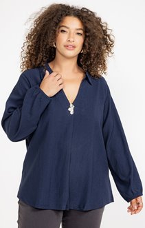 Tee-shirt avec bouton décoratif