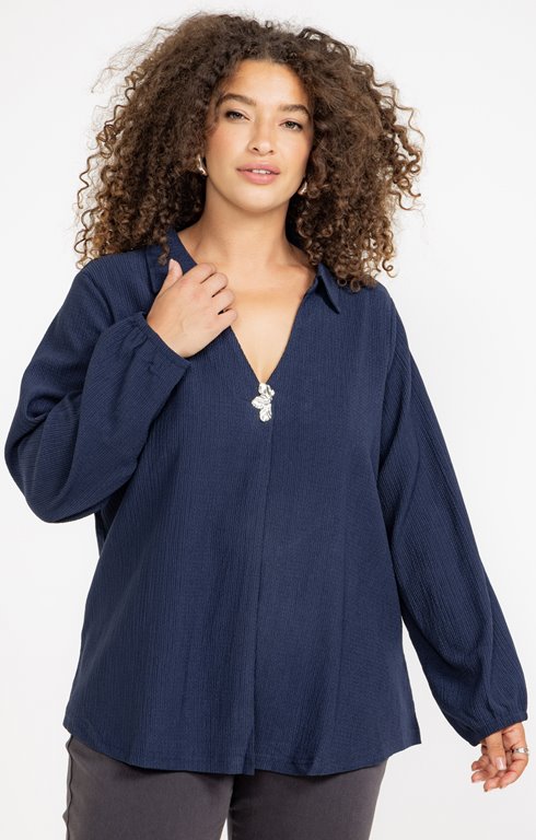 Tee-shirt avec bouton décoratif