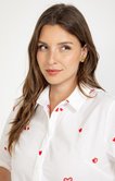 Chemise avec coeurs brodés