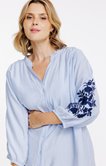Chemise unie avec manches brodées