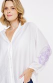 Chemise unie avec manches brodées