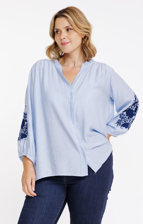 Chemise unie avec manches brodées