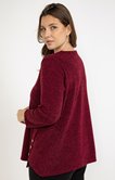 Pull en maille brillante et collier