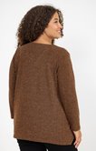 Pull en maille brillante et collier