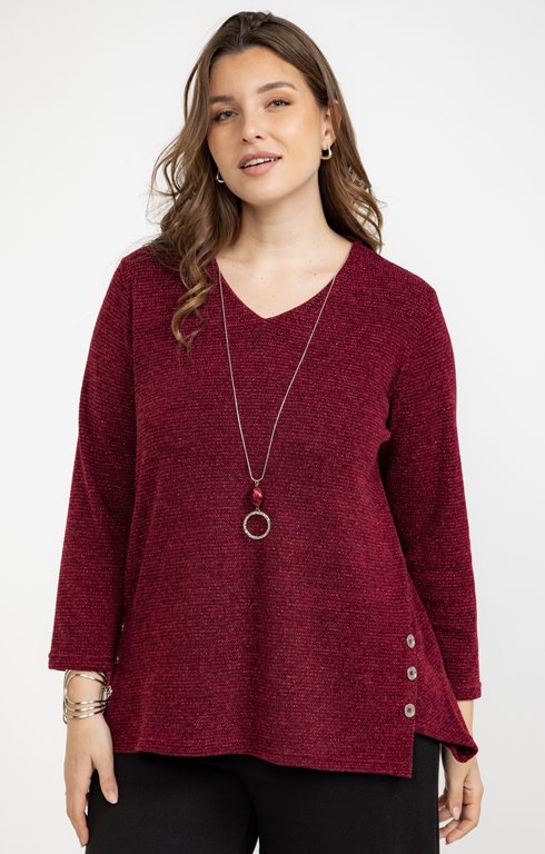 Pull en maille brillante et collier