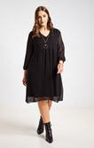Robe noir avec collier 