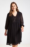 Robe noir avec collier 