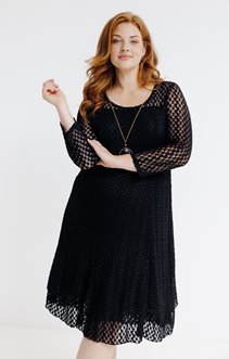 Robe dentelle noir avec collier