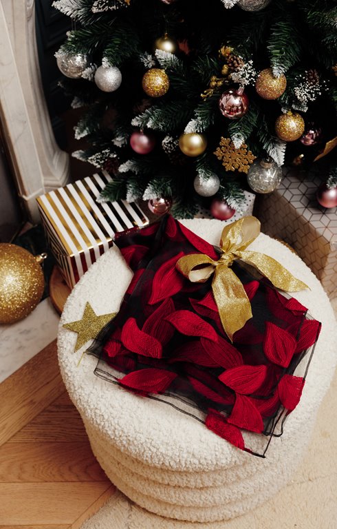 Foulard fond noir feuilles dévoré rouge